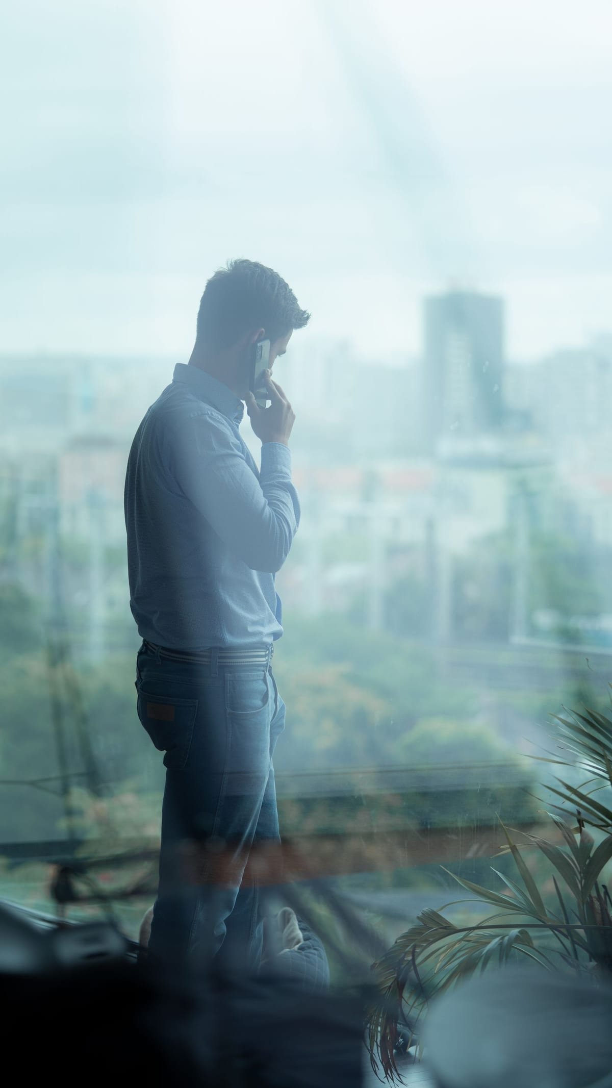 Pessoa olhando o celular sem responder a conversa