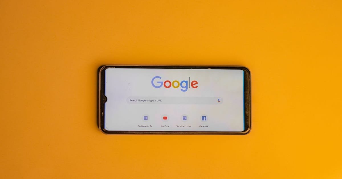 Busca do Google aberta na tela de um celular