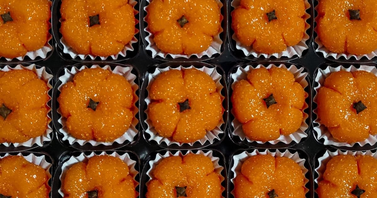Bandeja de doces recém-saídos do forno