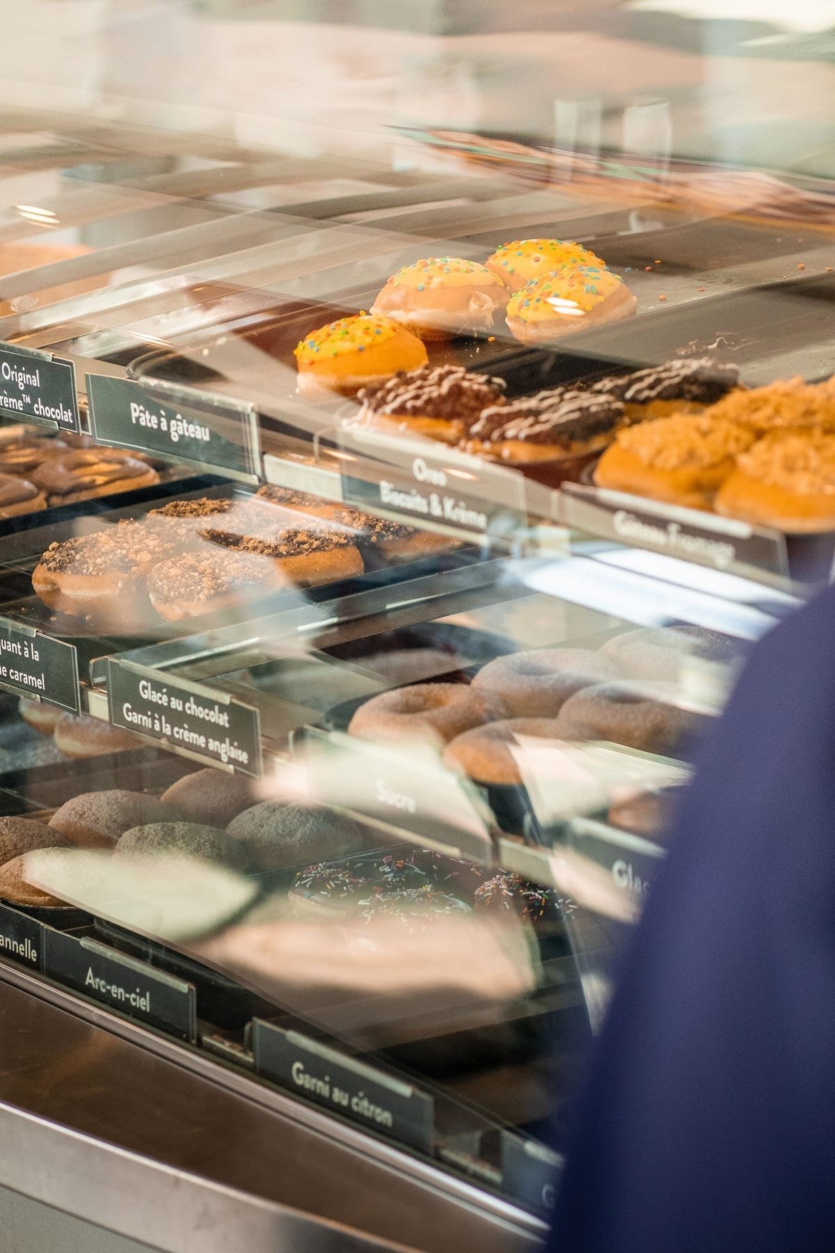 Vitrine de doceria cheia de doces e salgados