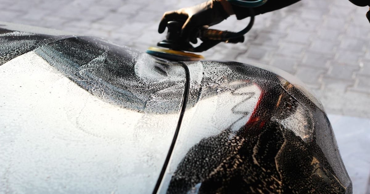 Detalhe da pintura de um carro refletindo depois do polimento