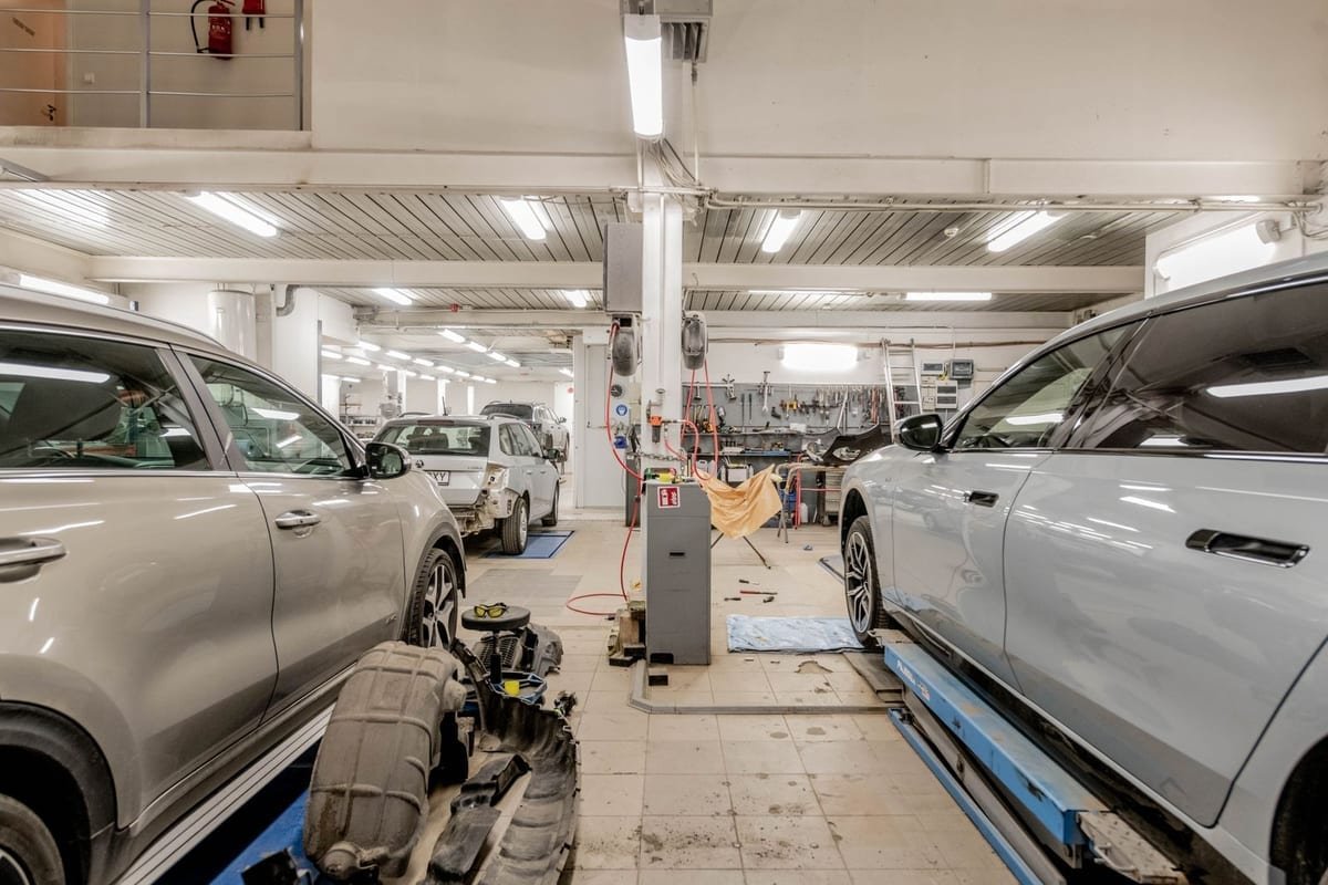 Carros estacionados dentro de uma oficina iluminada