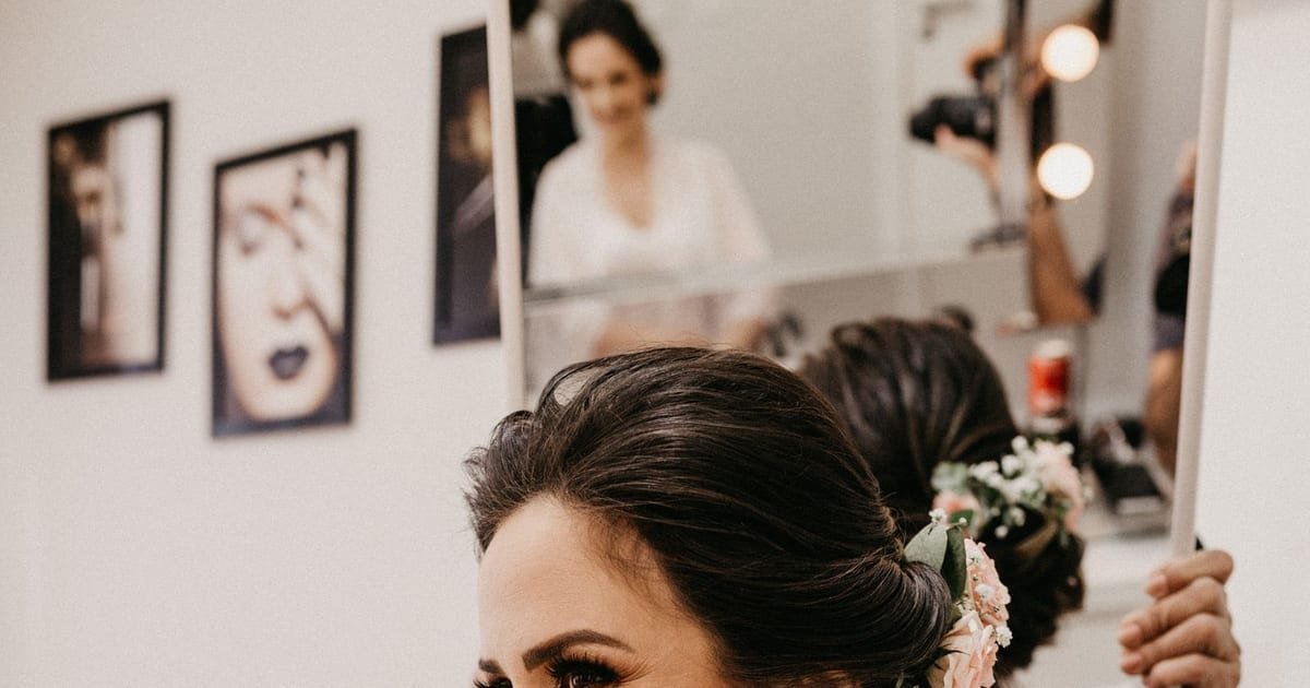 Cliente sendo atendida na cadeira de um salão de beleza