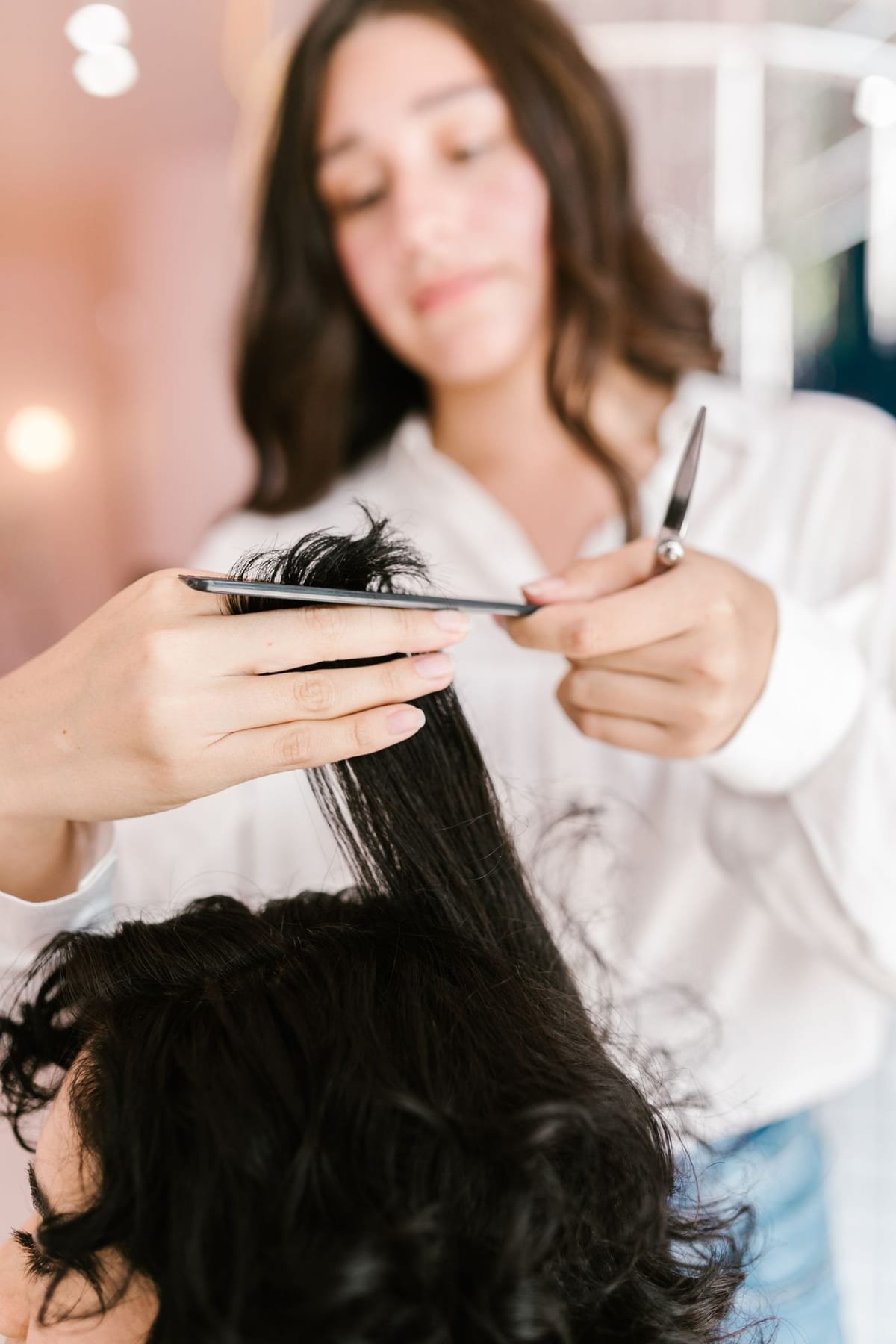 Cabeleireira cortando o cabelo de uma cliente