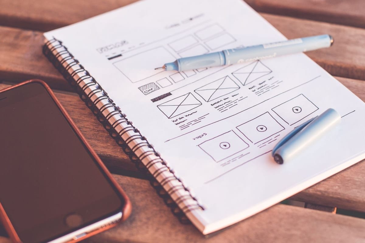 Rascunhos de telas de site desenhados no papel