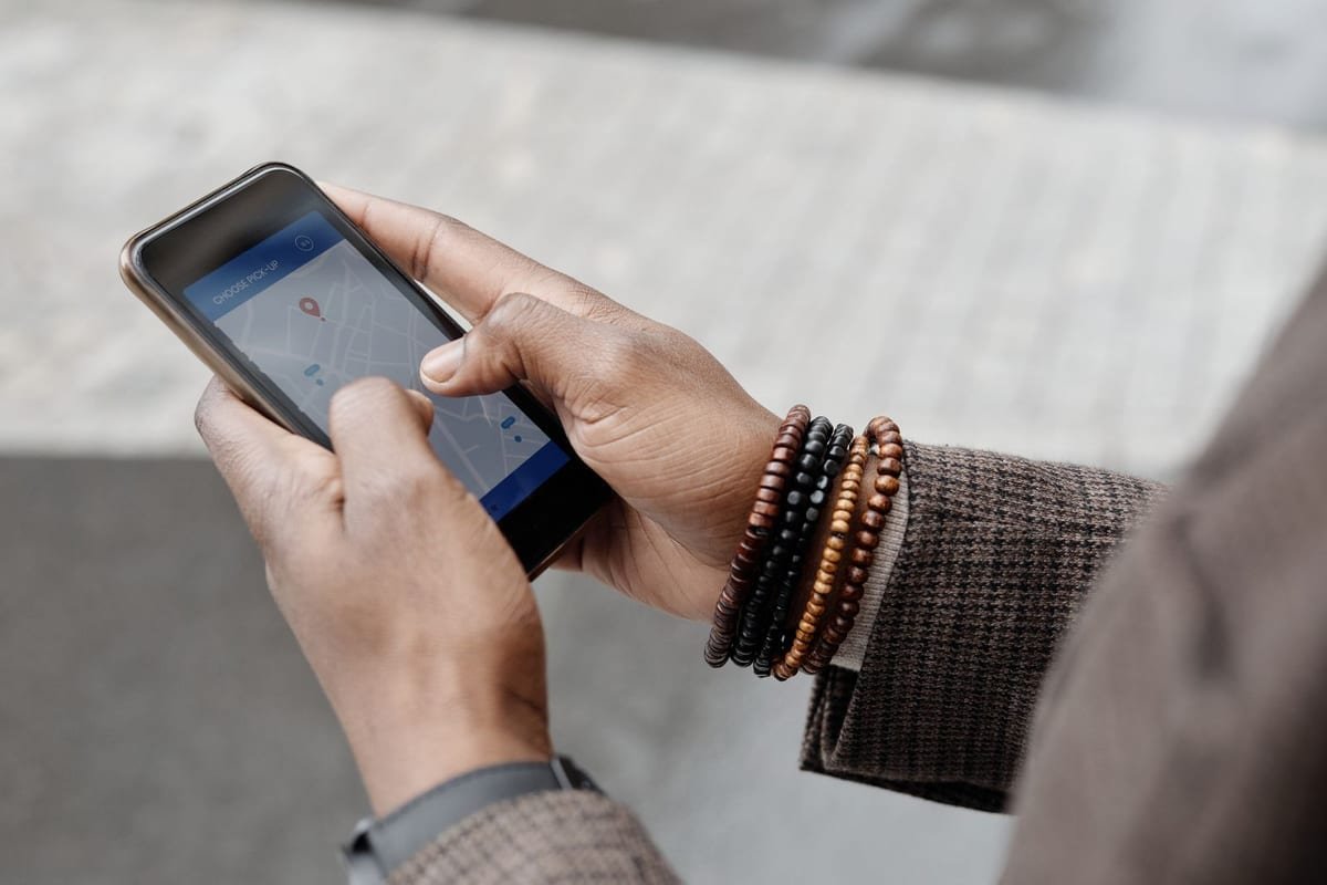 Pessoa procurando um serviço no celular