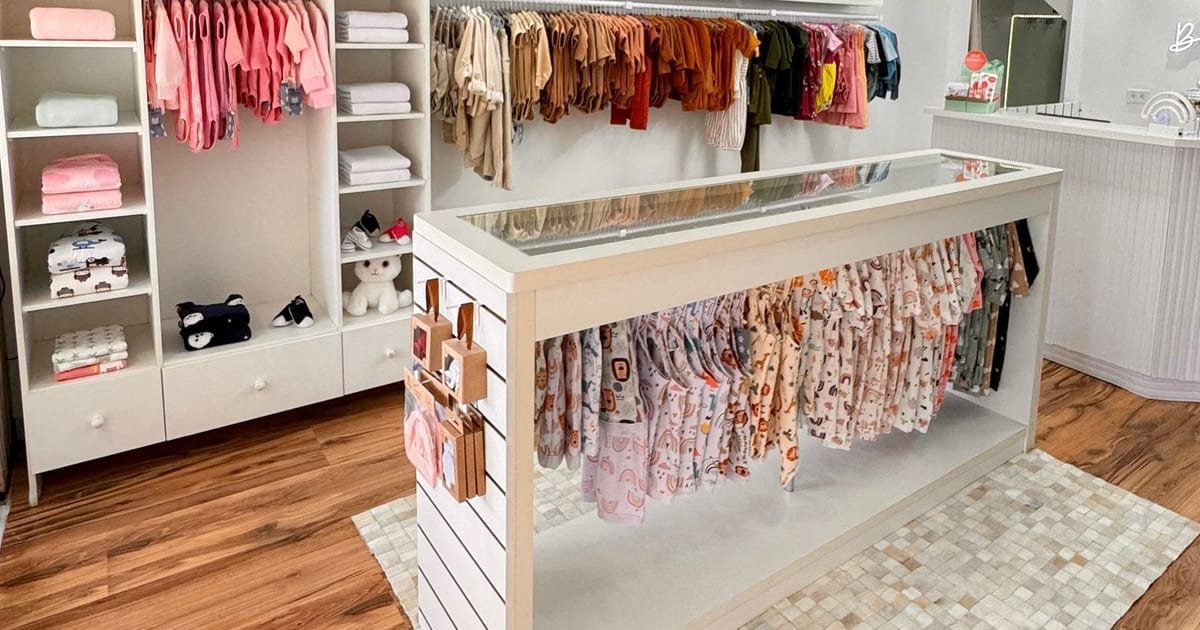 Interior de uma loja de roupas pequena, arrumada para receber cliente