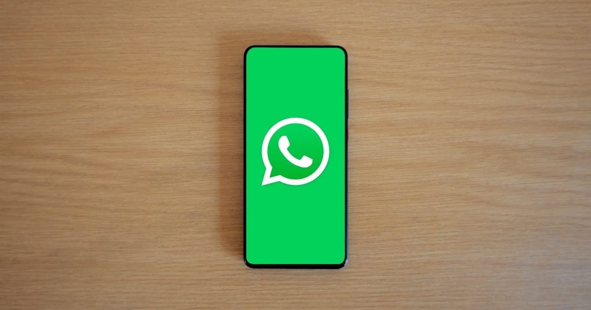 Ícone do WhatsApp na tela de um celular apoiado na mesa