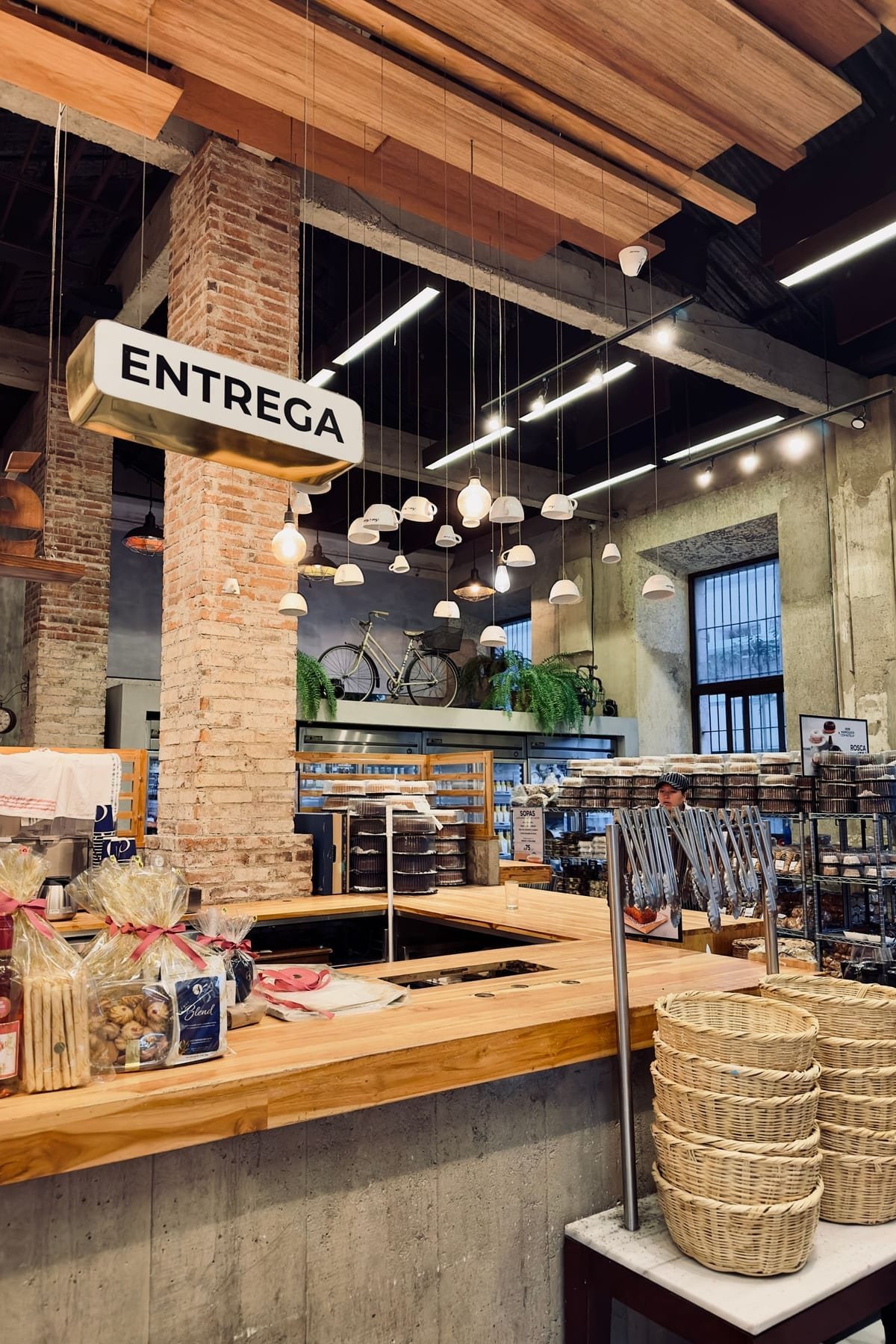 Interior de um comércio de bairro pronto para receber cliente