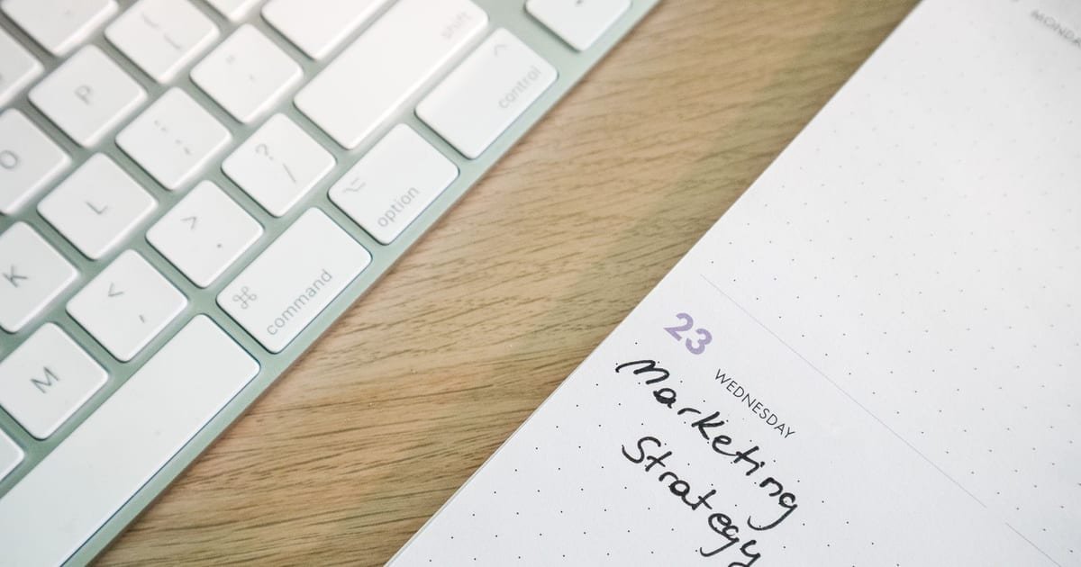Caderno aberto com o planejamento de marketing anotado
