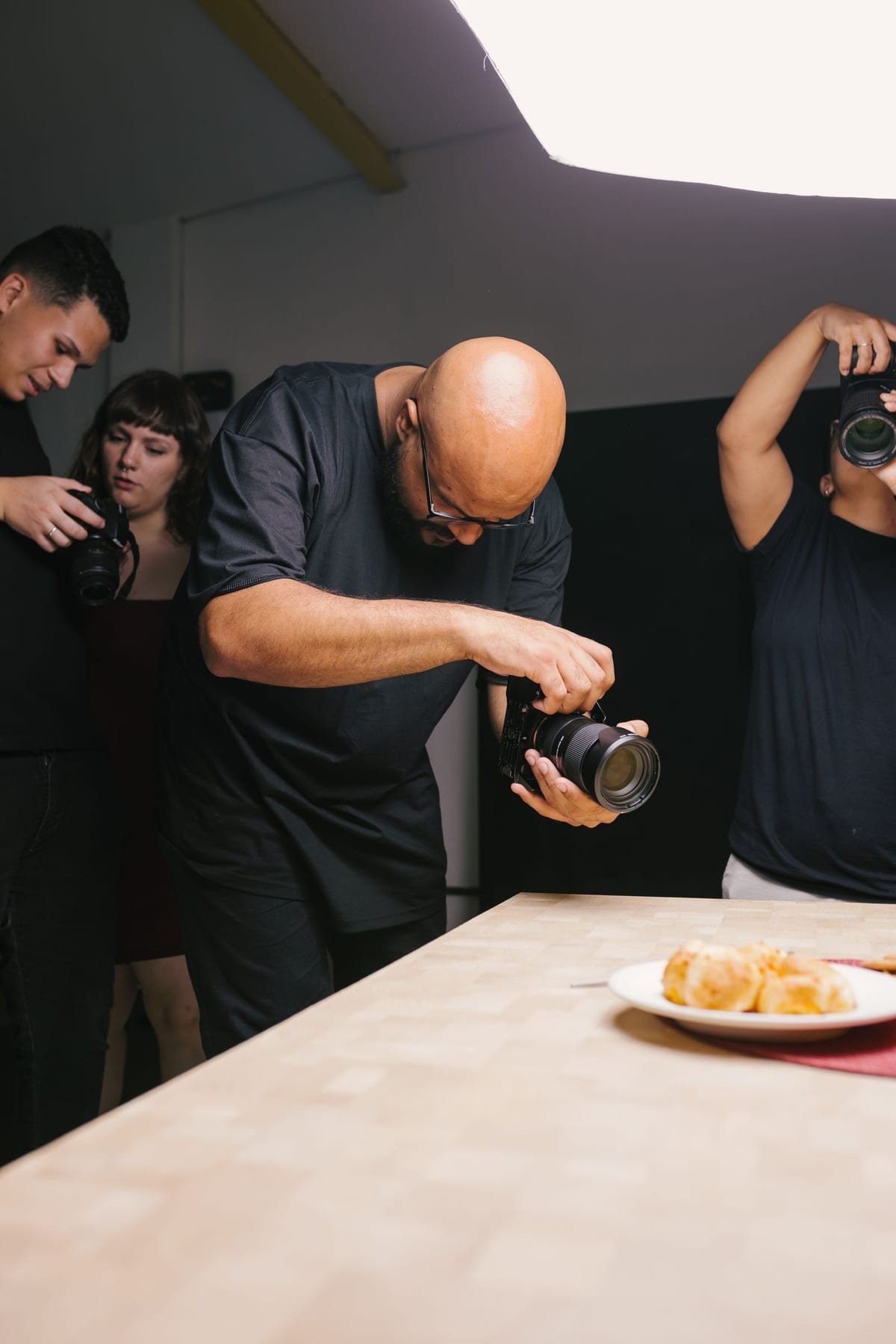 Pessoa fotografando o próprio trabalho com uma câmera na mão