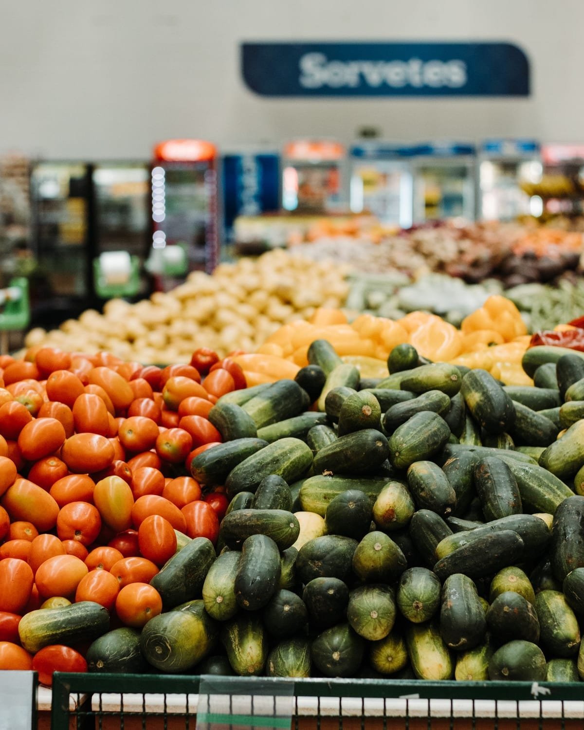 Banca colorida de frutas e verduras pronta para ser fotografada