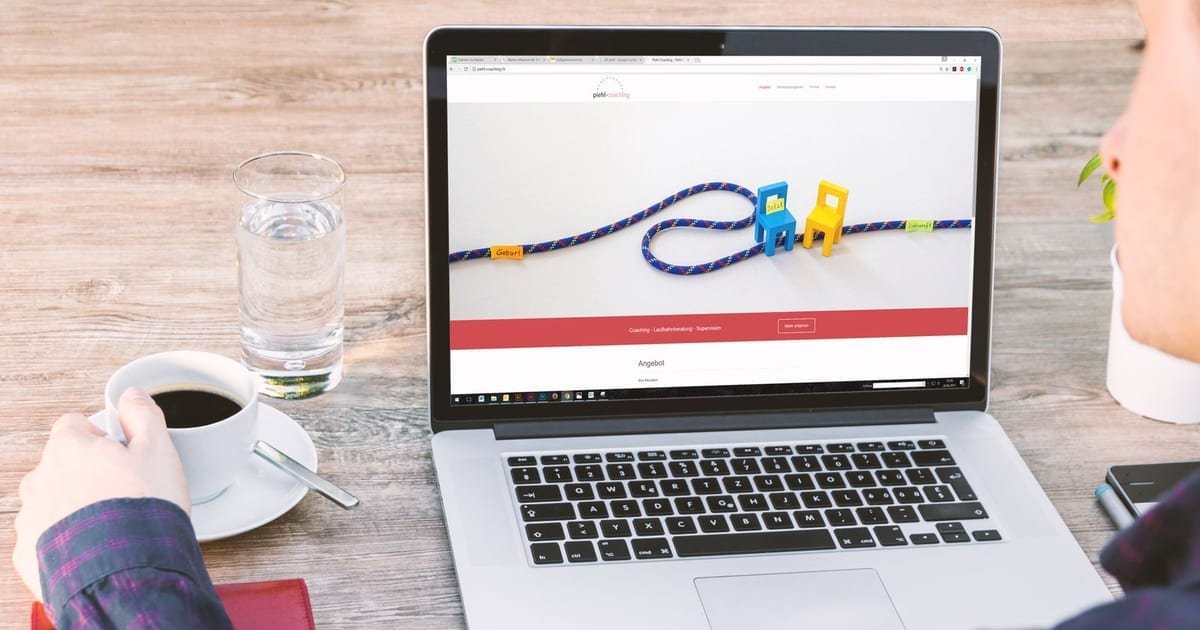 Site aberto na tela de um notebook